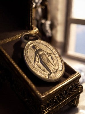 Médaille religieuse catholique vintage métal, Vierge Miraculeuse ovale