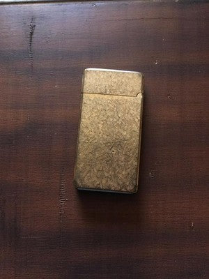 Briquet ancien vintage, aspect doré, motif guilloché, état d’usage
