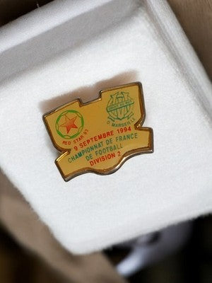 Pin's vintage OM Red Star 1994 Division 2, football ancien Marseille