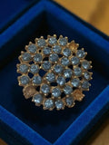 Broche vintage ronde dorée strass bleu rétro bijou fantaisie accessoire ancien