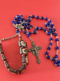 Ancien chapelet catholique vintage, perles bleues et bois, croix métal, collecti