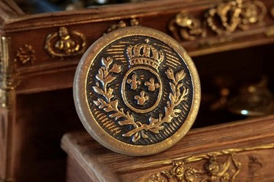 Bouton décoratif couronne lys France XIXe, style traditionnel, finition dorée