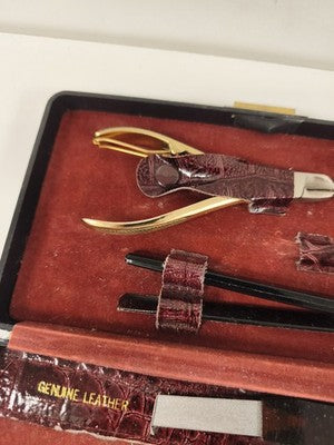 Ancien set de manucure en cuir bordeaux, écrin façon croco, métal doré