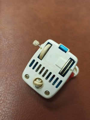 Téléphone jouet vintage Tomy 1978 bleu à remontoir, visage souriant rétro