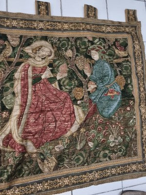 Ancienne tapisserie murale scène courtoise millefleurs bordure à rinceaux