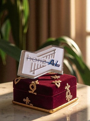 Pin's publicitaire L'Oréal émail blanc bleu vintage rétro années 90