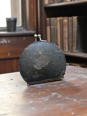 Boîte à maquillage vintage noire, fermoir métal, style milieu XXe siècle