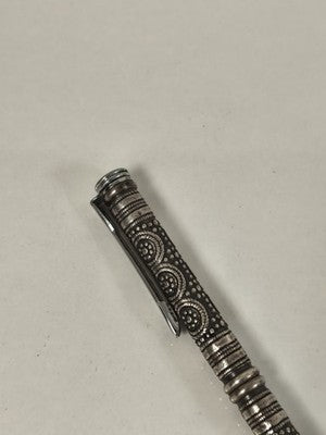Ancien stylo en métal argenté, décor perlé en relief et clip chromé