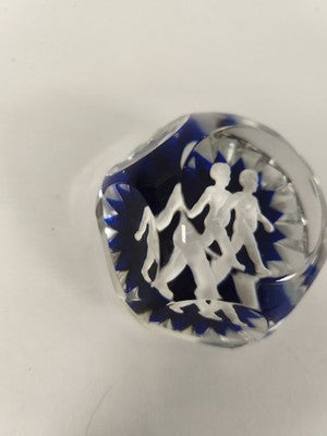 Ancien presse-papier sulfure cristal Baccarat bleu facetté silhouettes