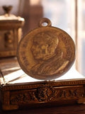 Médaille religieuse vintage métal Pape profil relief ancien catholique
