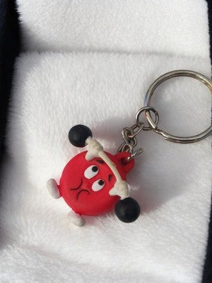 Porte-clés vintage personnage rouge haltères rétro publicitaire ancien rare