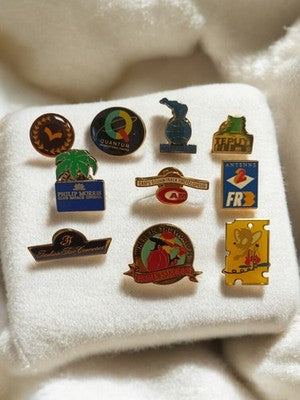 Lot 10 pin's publicitaires vintage, badges rétro, TV, marques, années 80-90
