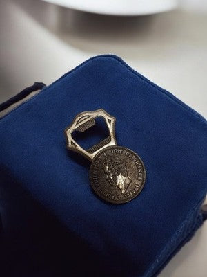 Décapsuleur vintage ancien, style médaille Louis Philippe, rétro métal