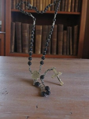Chapelet catholique ancien perles noires métal, croix et médaille vintage religi