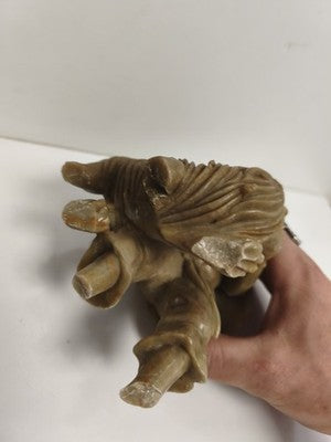 Sculpture ancienne chinoise pierre de lard moine et lion sur socle