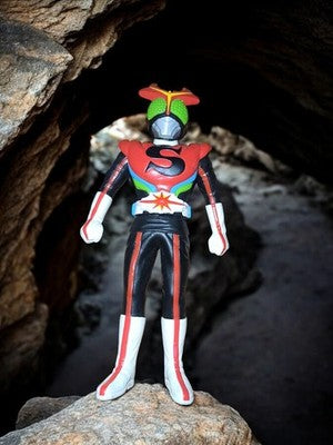 Figurine Kamen Rider S Bandai, costume noir rouge, casque vert, tokusatsu