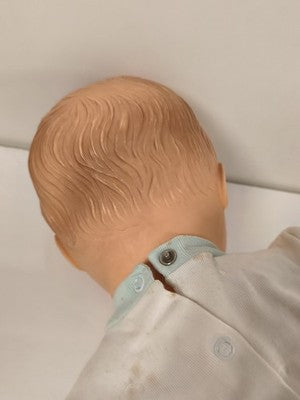 Ancienne poupée Polyflex France, yeux dormeurs, tenue layette
