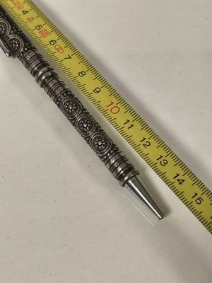 Ancien stylo en métal argenté, décor perlé en relief et clip chromé