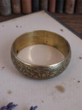 Bracelet jonc vintage laiton massif patiné, large motif gravé ancien