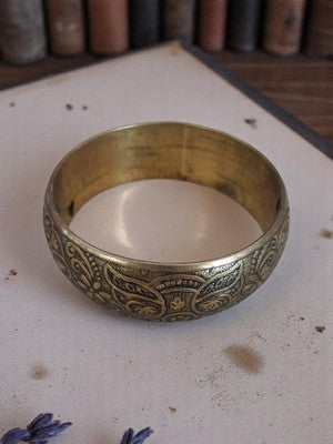 Bracelet jonc vintage laiton massif patiné, large motif gravé ancien