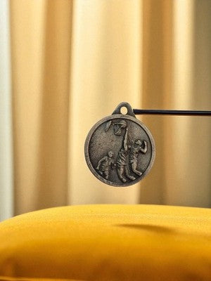 Médaille basketball vintage métal, relief joueurs, ancien trophée sport