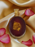 Pendentif vintage cabochon violet et feuille d'or, bijou rétro ovale
