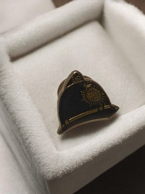 Pin's casque pompier vintage noir doré badge ancien secouriste rétro