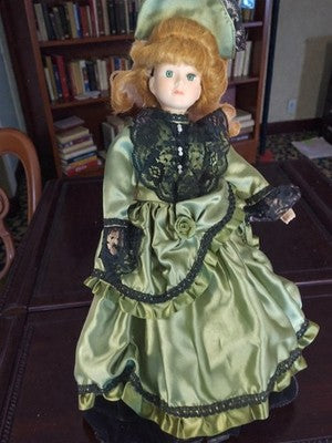 Poupée ancienne porcelaine robe verte dentelle noire vintage rétro déco