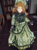 Poupée ancienne porcelaine robe verte dentelle noire vintage rétro déco