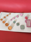Lot vintage de boutons neufs avec présentoir ancien de manufacture française cou