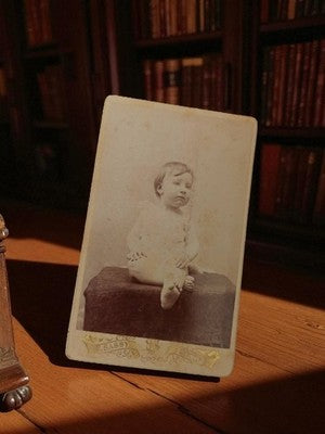 Photographie ancienne E. Sassy bébé XIXe cabinet de curiosités vintage
