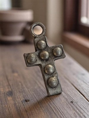 Pendentif croix vintage métal aspect patiné années 1950, bijou ancien rétro