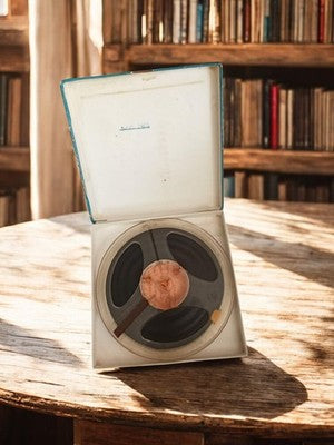 Bobine magnétique audio vintage en boîte, ancien film rétro déco