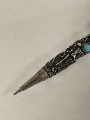 Stylo ancien métal argenté cabochons rouges et bleu décor floral relief