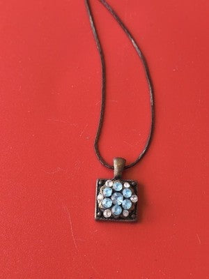 Collier ancien vintage en métal, bijou rétro authentique pour collectionneur