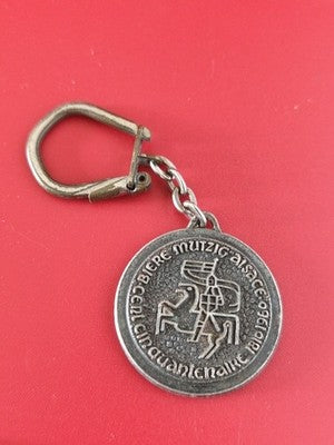 Porte-clés ancien publicitaire Bière Mutzig Alsace cent cinquantième anniversair