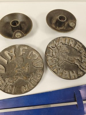 Lot cendriers et bougeoirs Henry Maire décor gravé, accessoires vin