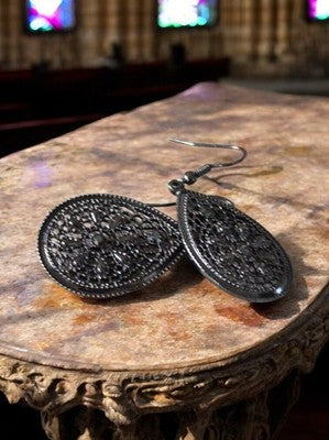 Boucles d'oreilles vintage noires ajourées style rétro 60s pendantes goutte