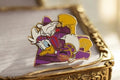 Pin's Disney Donald Tokyo Disneyland violet doré vintage rare badge