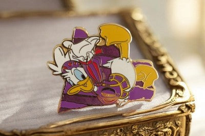 Pin's Disney Donald Tokyo Disneyland violet doré vintage rare badge