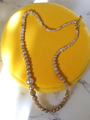 Collier vintage perles fantaisie dégradé beige ivoire, style rétro élégant