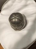 Mini boîte à pilules vintage aspect métal ancien, forme ronde rétro déco