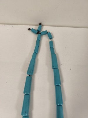 Ancien gros collier en pâte de turquoise, perles géométriques sur cordon
