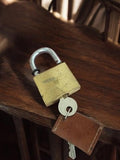 Cadenas ancien vintage avec clé, aspect laiton, rétro sécurité, porte-clé cuir