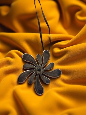 Collier pendentif fleur vintage rétro chic, finition noire et dorée fantaisie