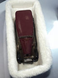 Voiture miniature ancienne vintage, carrosserie bordeaux et noire, véhicule rétr