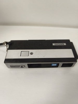 Appareil photo Sedic rétro avec flash intégré, ancien modèle vintage non testé