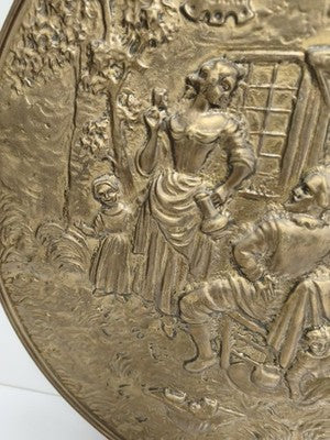 Grande plaque décorative ancienne laiton scène de taverne signée relief mural