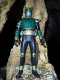 Figurine Kamen Rider Bandai verte noire armure détails dorés costume héros