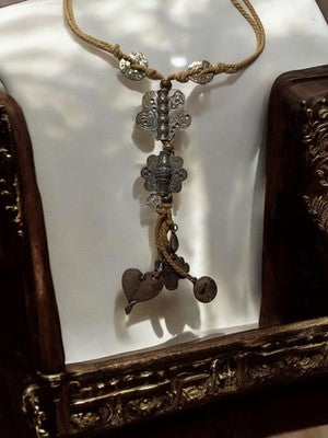 Collier ancien Tibet breloques pendentifs style ethnique corde torsadée